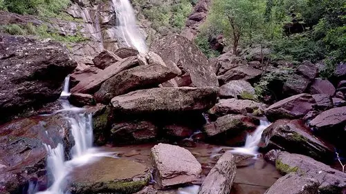 Cascade d'Amen dans la clue du même nom. Blocs de pélites rouge entassés par les crues. Etiage estival.