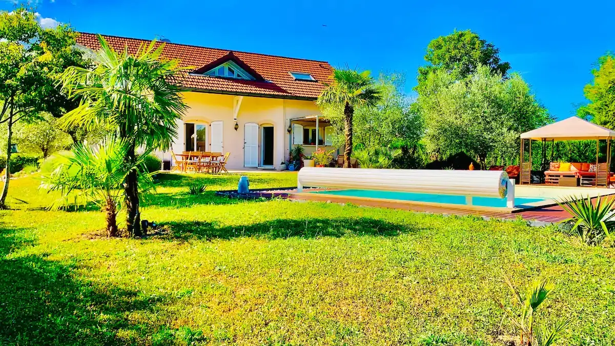 vue sur la maison et le jardin