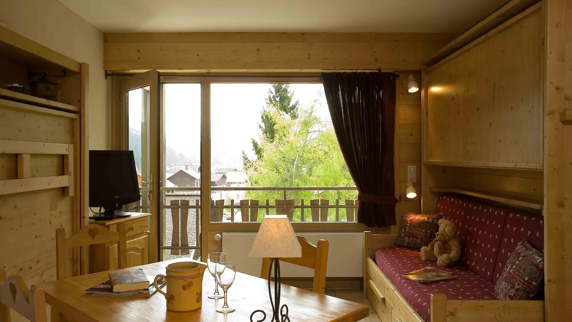Séjour avec canapé et télévision, salle à manger/Living room with a sofa and a television, dining room-Forclaz A n°b1-Le Grand-Bornand