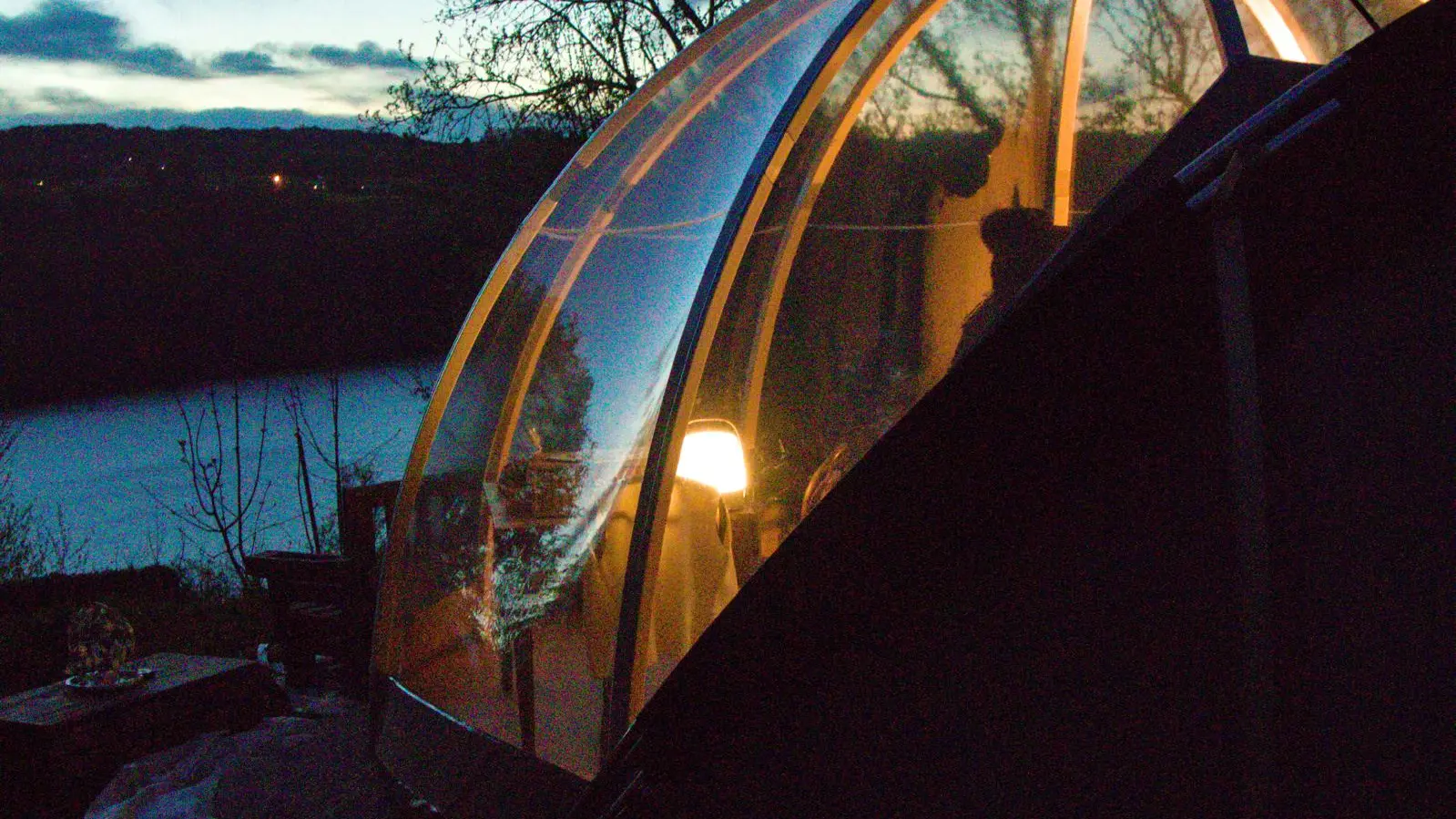 De nuit avec vue sur le lac