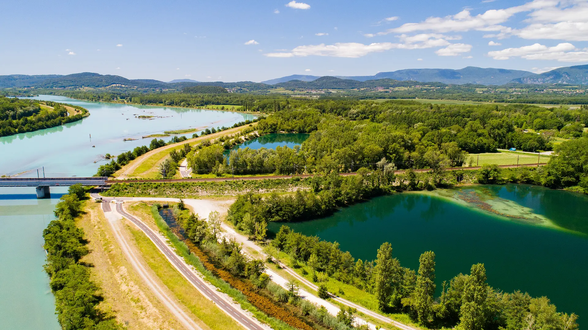 La boucle des deux rives du Rhône : balade vélo facile entre la ViaRhôna et la voie verte Via Grand Colombier._Culoz-Béon