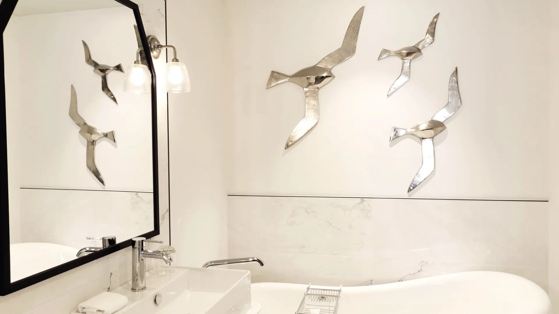 Escape Suite Bathroom - Bathtub and washbasin