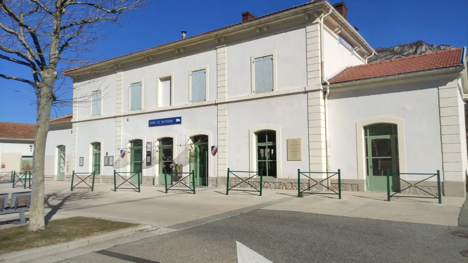 Esplanade devant la gare SNCF de Sisteron