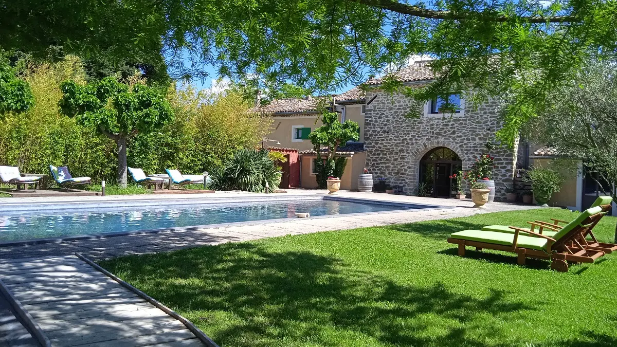 La batisse et sa piscine