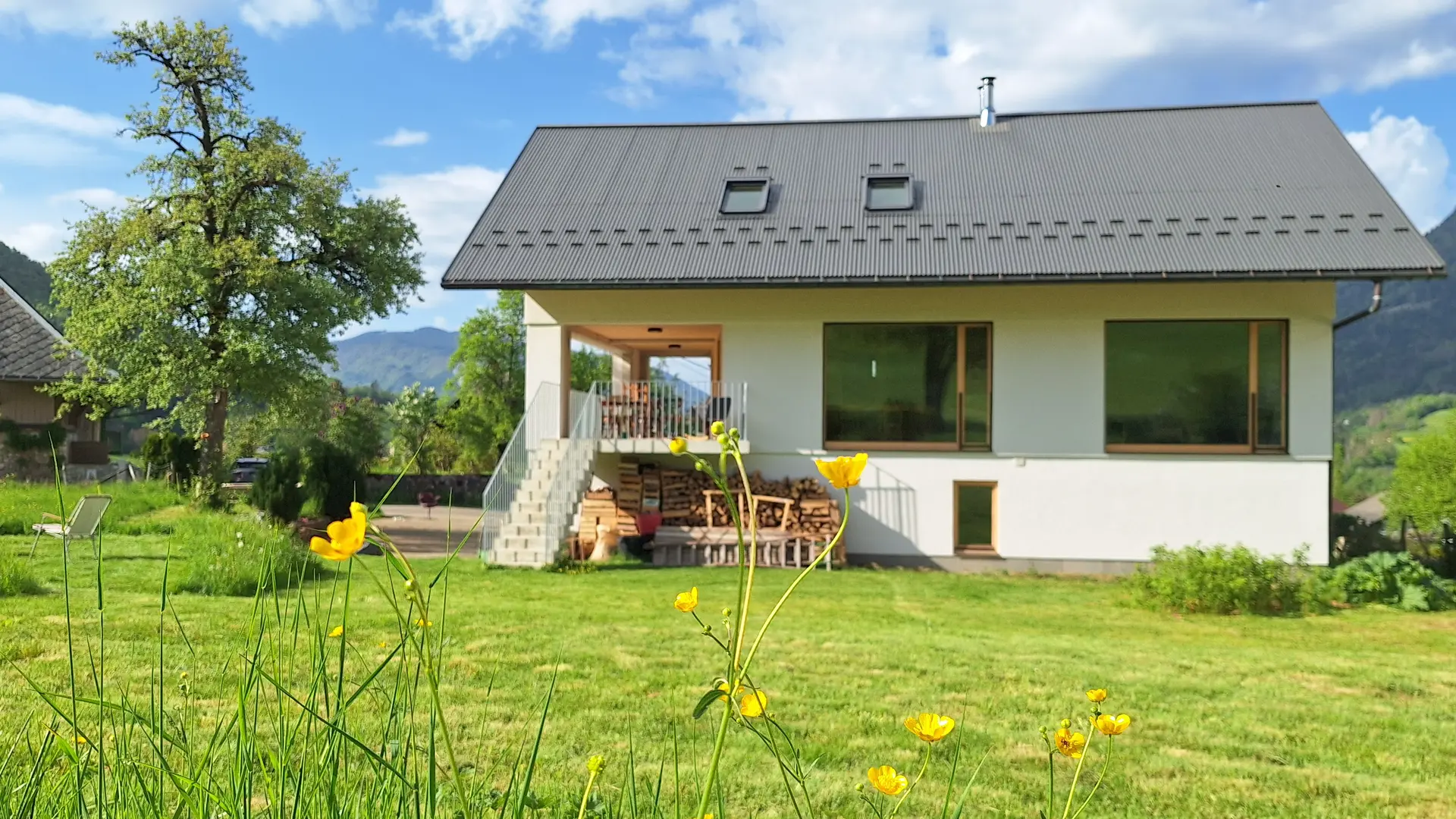 Vue de la maison depuis le grand jardin