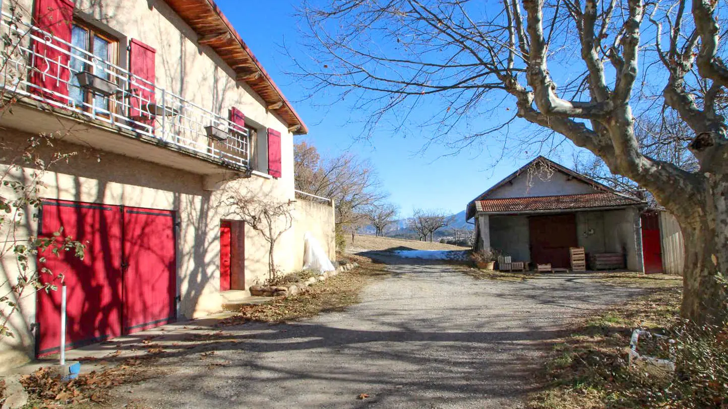 Le « gîte de Tourrès » est mitoyen de l'habitation du propriétaire et dispose d'une entrée indépendante