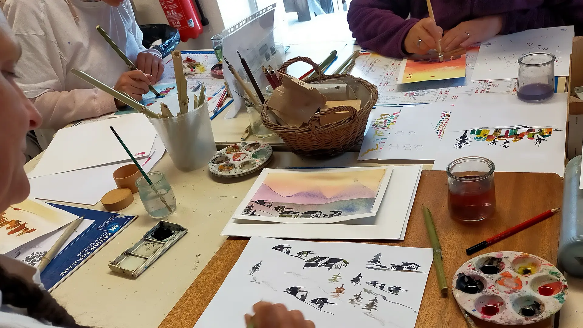Atelier de calligraphie et peinture en groupe