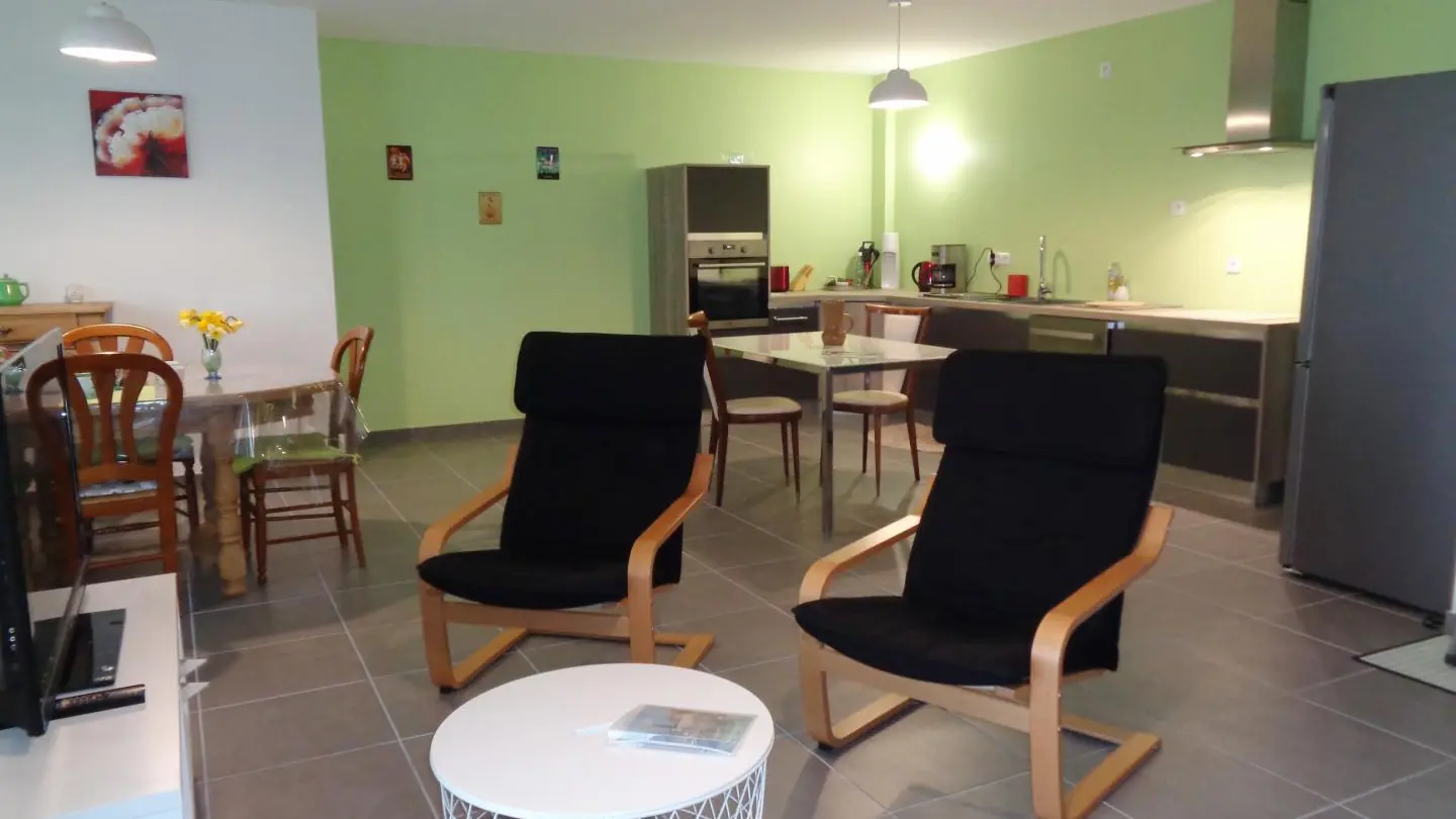 Pièce à vivre avec cuisine ouverte sur l'espace détente et la salle à manger