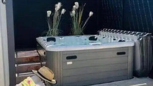 Détente au bord du jacuzzi