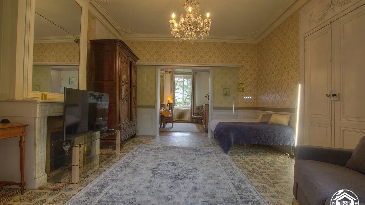 la vaste deuxième chambre vous accueille pour un moment télé ou de tranquilité