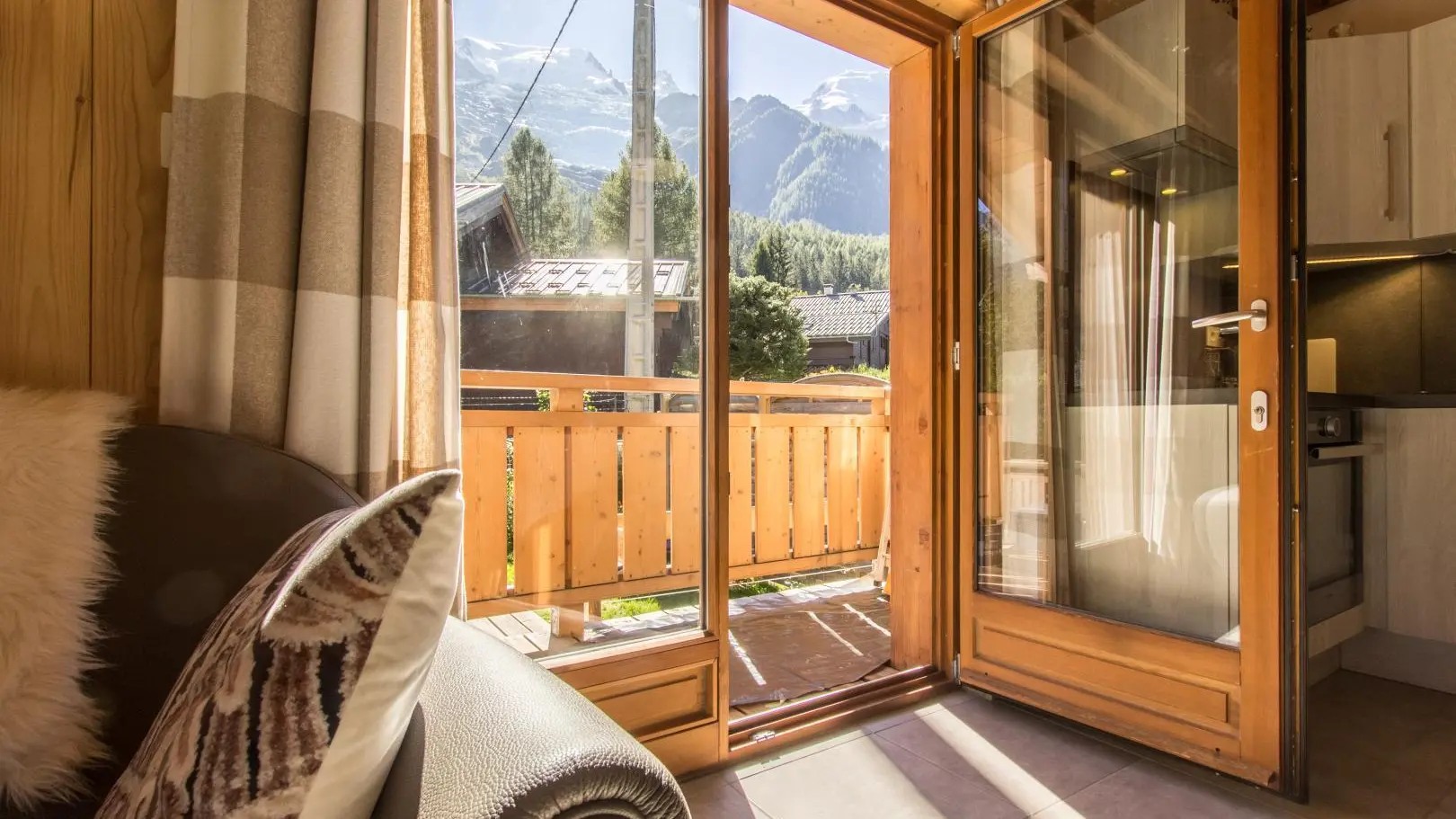 Pièce à vivre avec accès à la terrasse