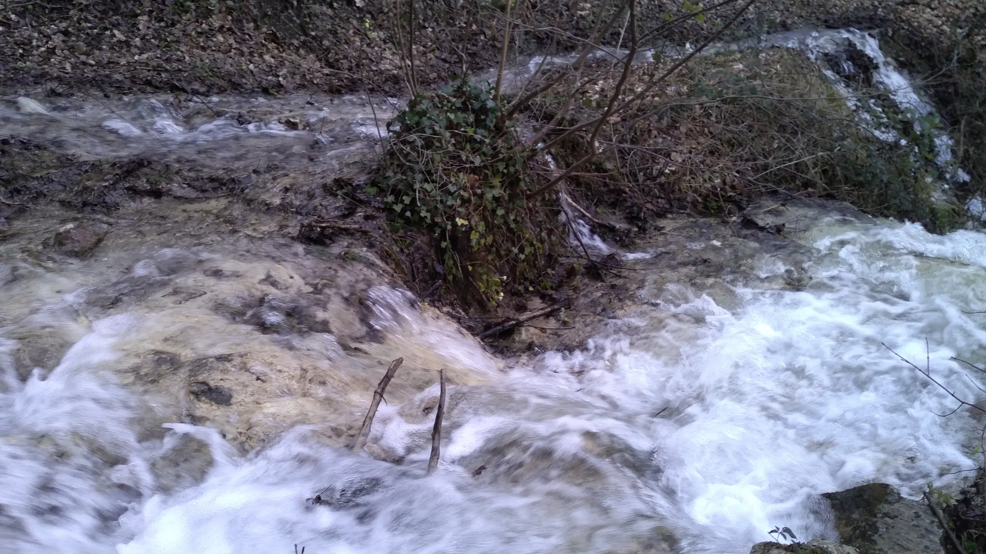 Sentier de descente sous l'eau en mars