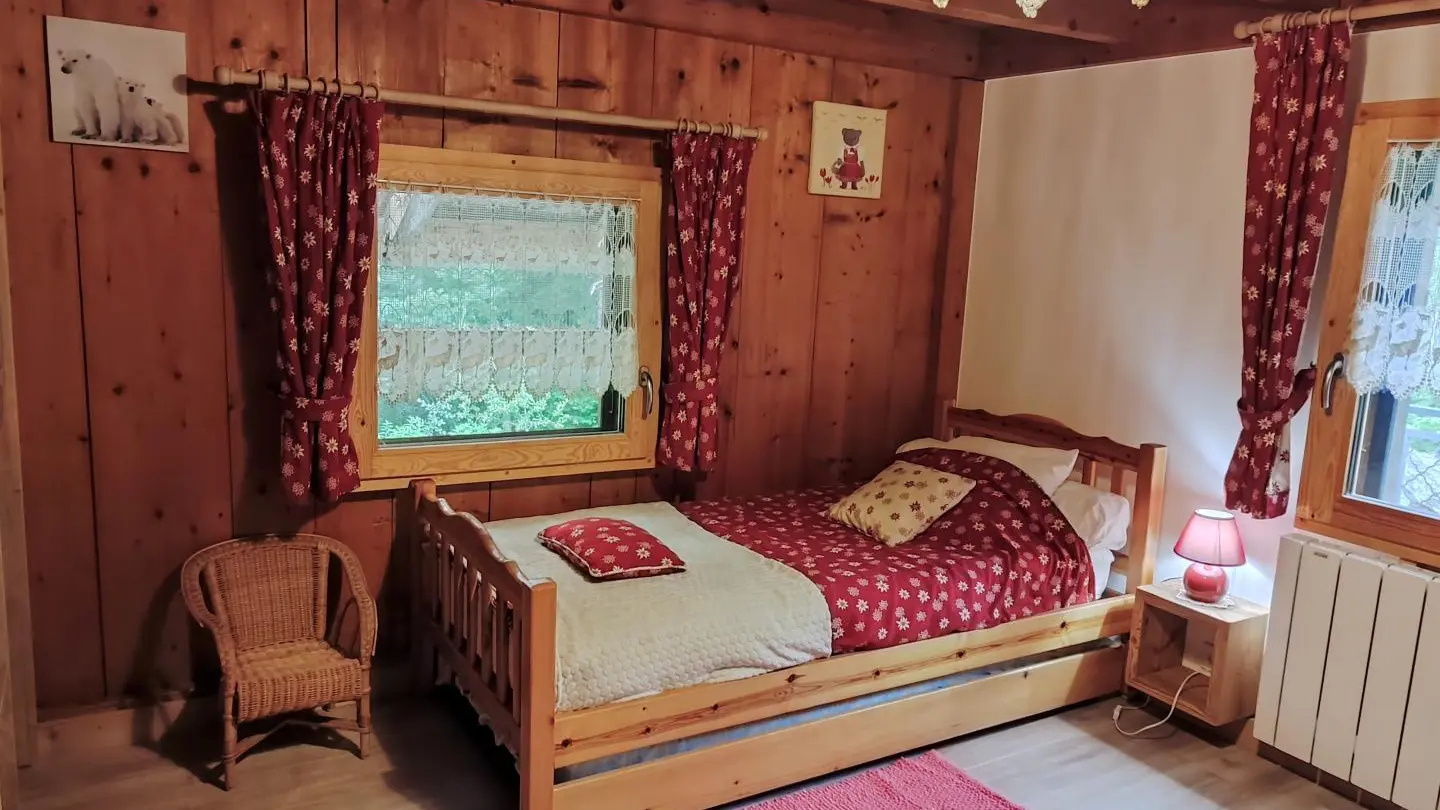 chambre des enfants, avec un lit simple et le lit gigogne