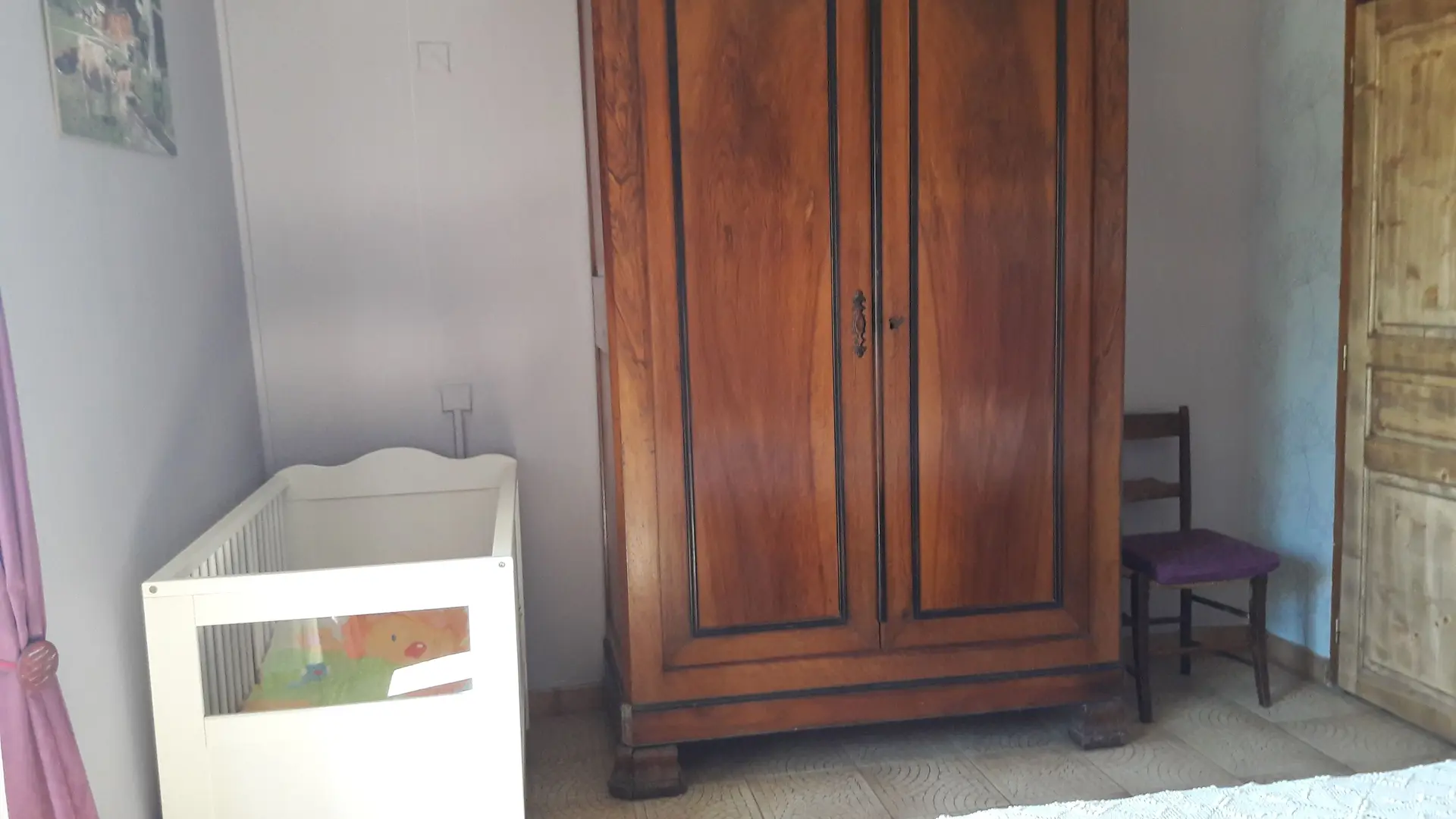 chambre à coucher avec lit de bébé