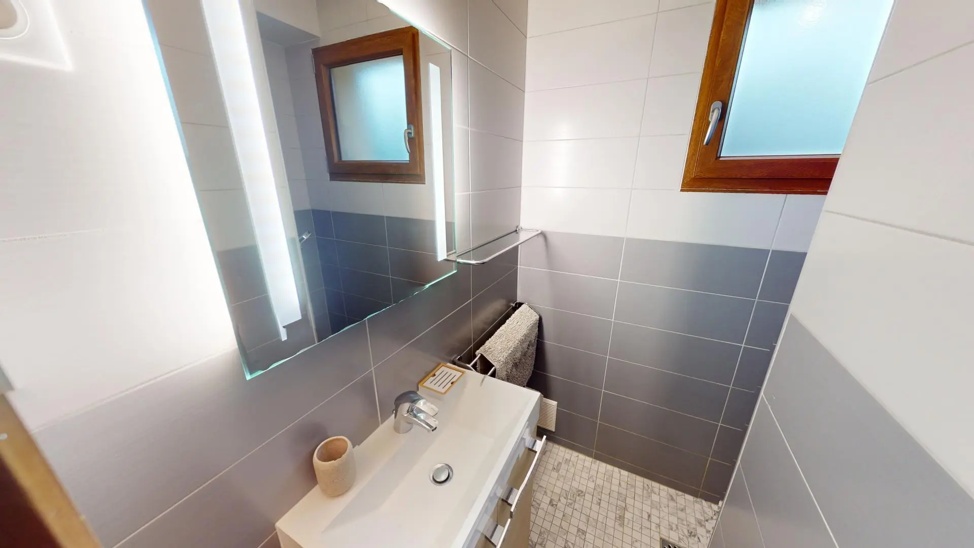 Salle de bain avec douche italienne.wc séparé.