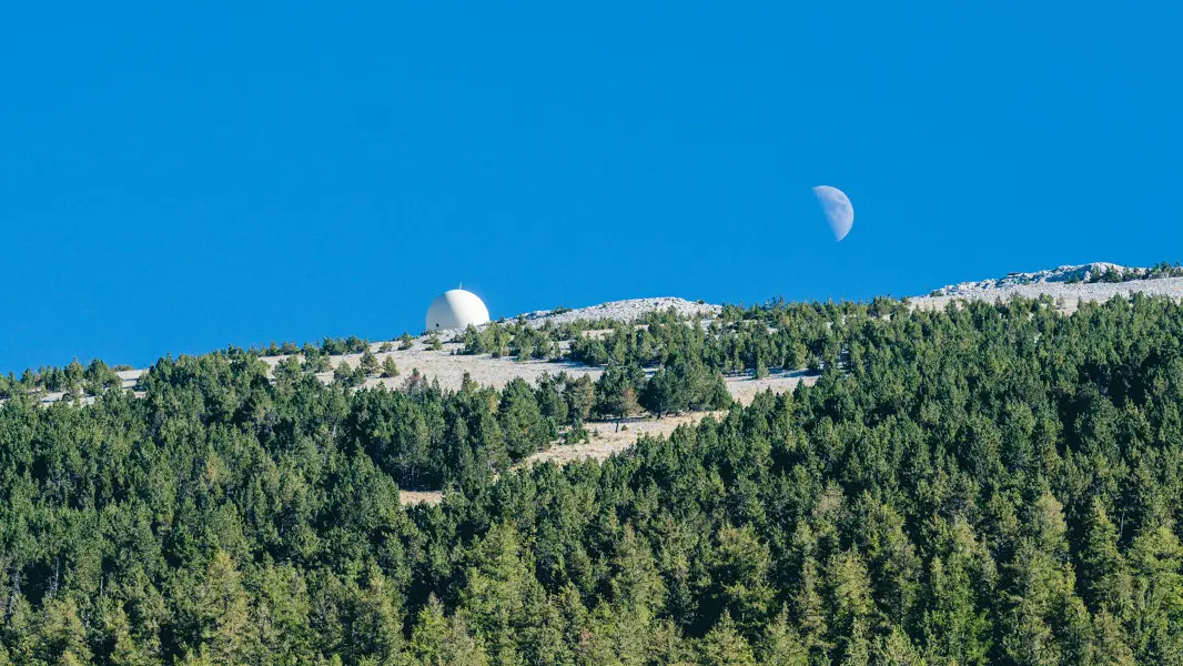 Radome du Mont Ventoux depuis la station du Mont Serei