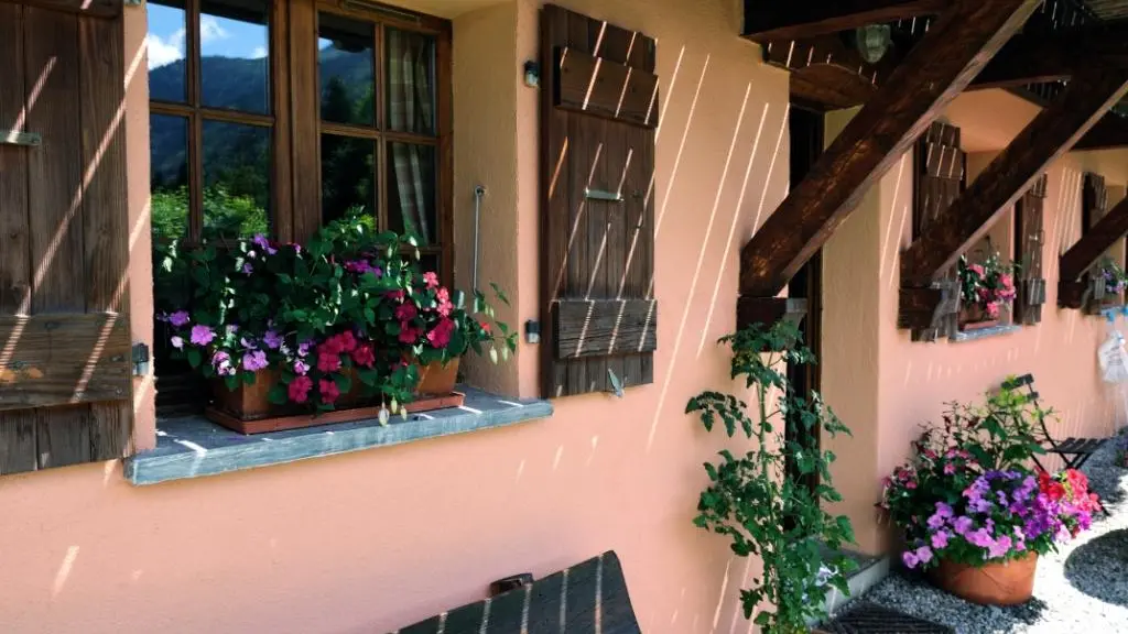 façade sud avec vos meubles de jardin complet.