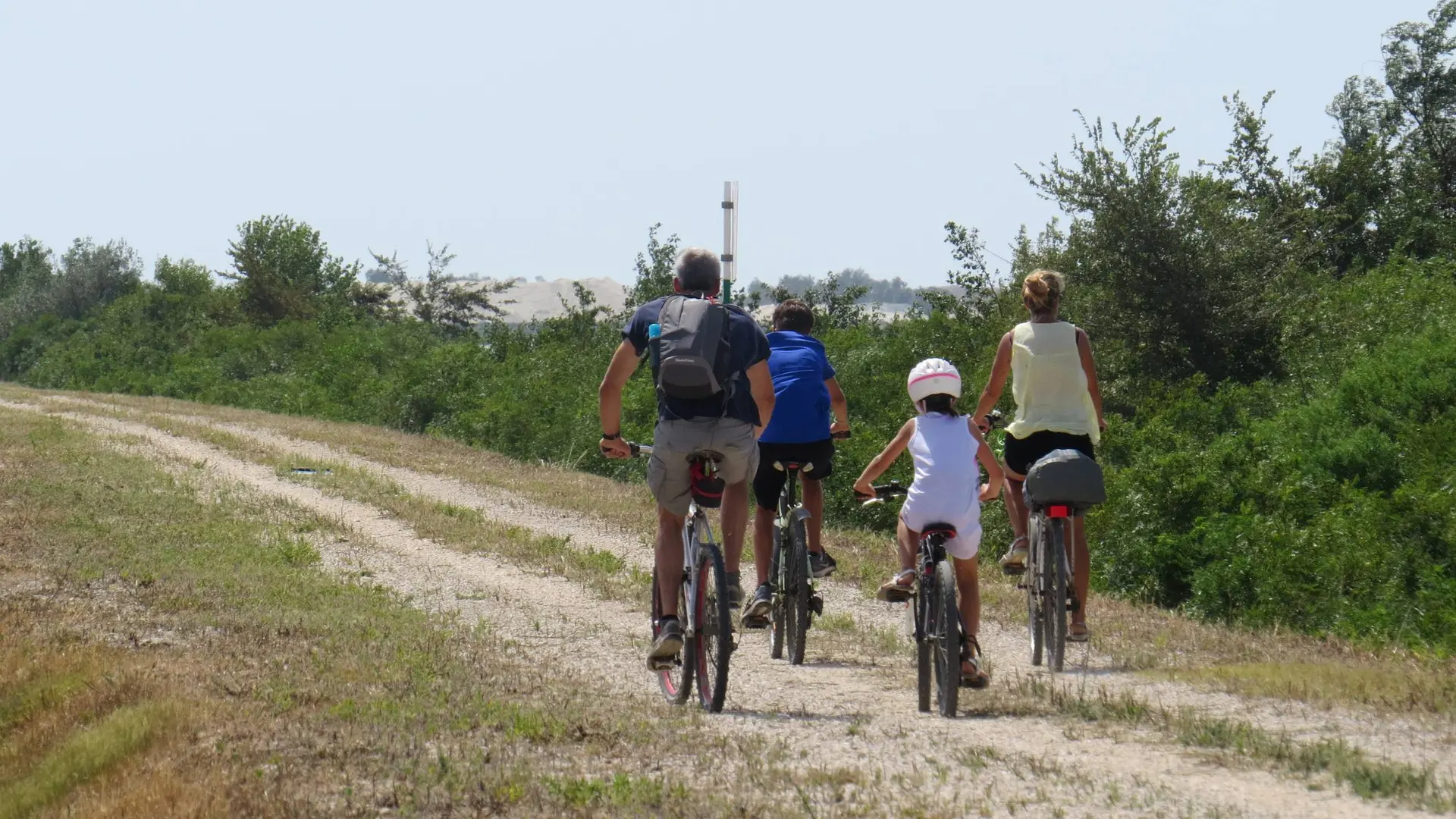 Famille de cyclistes sur les rives du Rhône