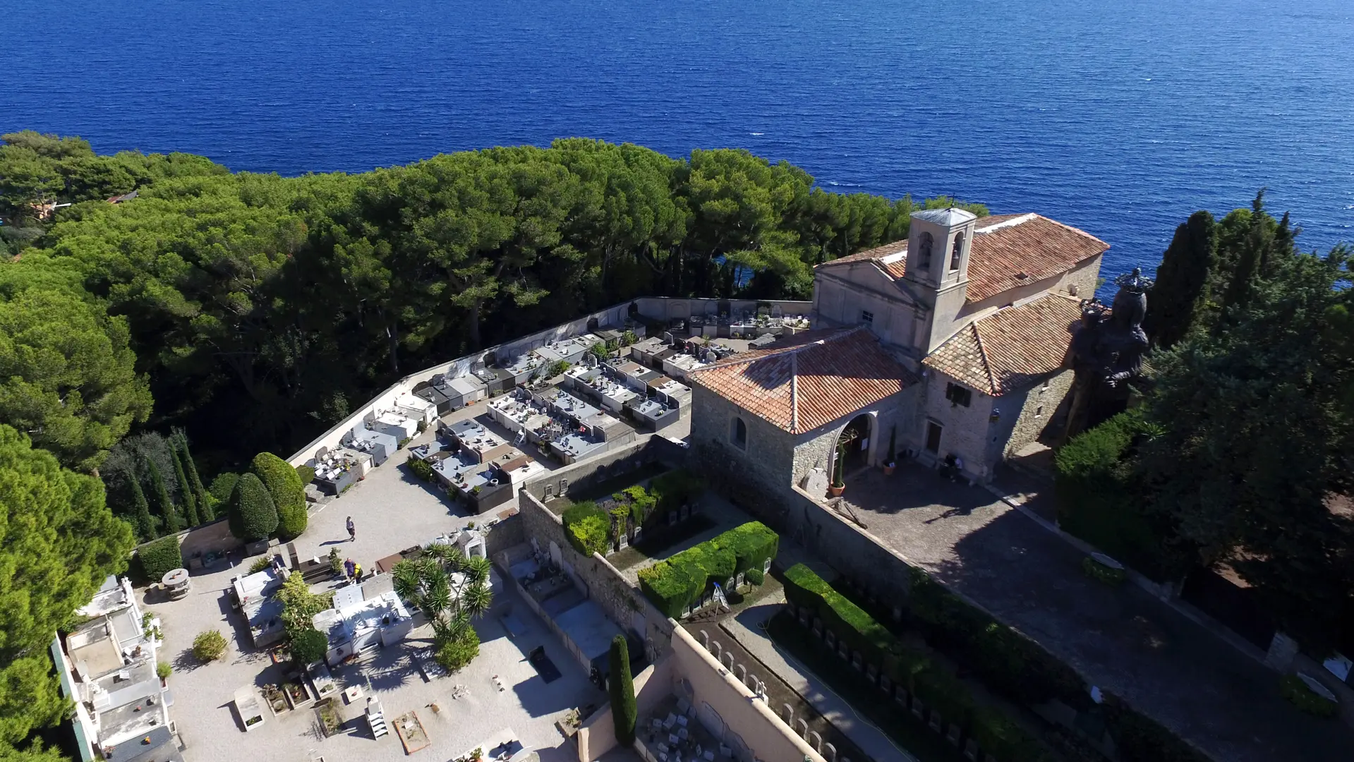 Vue aérienne du cimetière marin et de la pointe Saint-Hospice