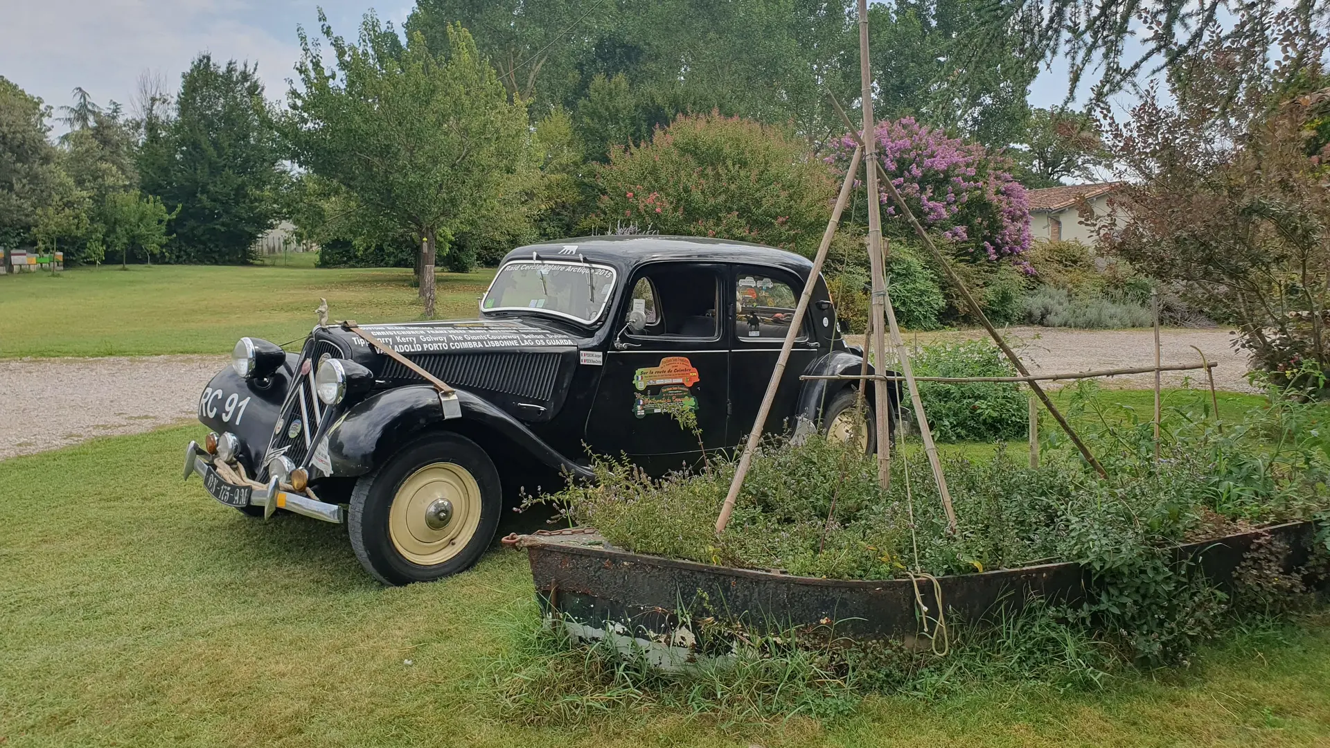 accueil touristes avec vehicules anciens