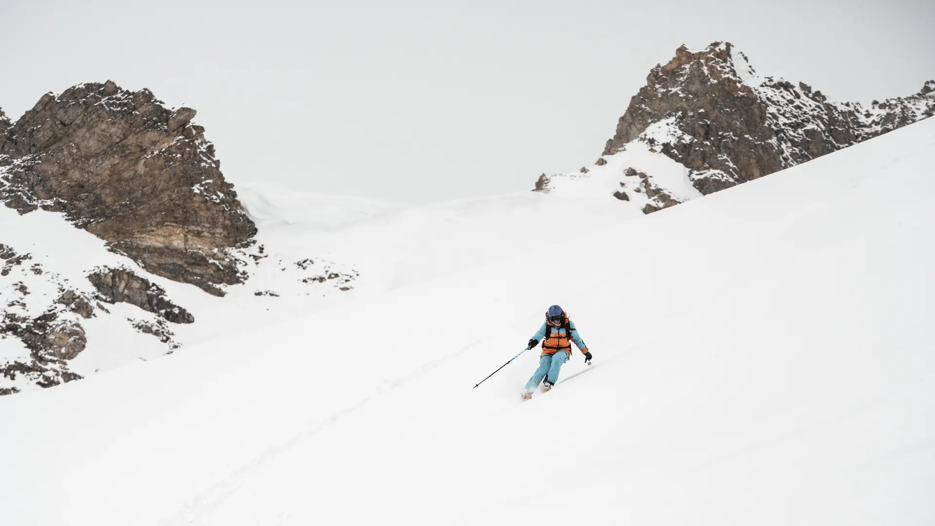 Monitrice qui ski en hors piste