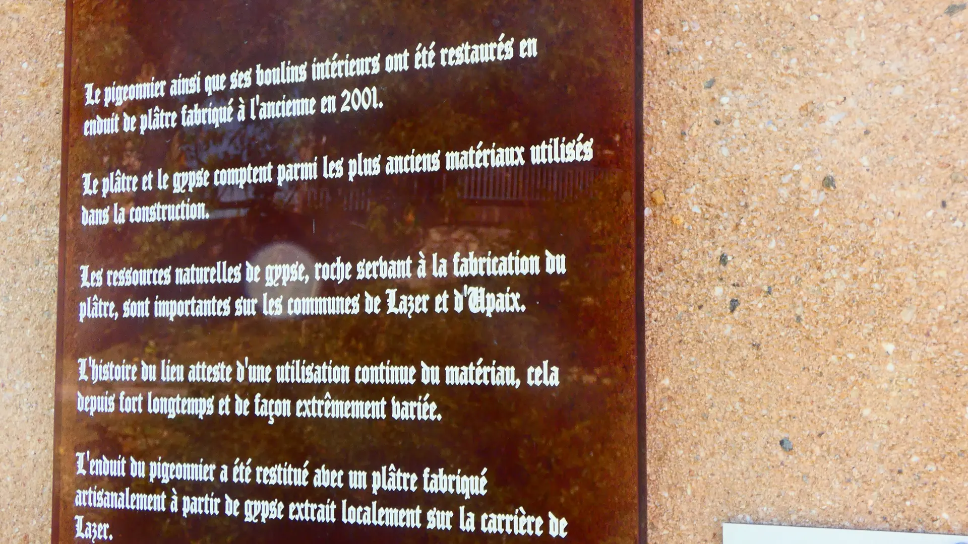 Plaque explicative sur le pigeonnier