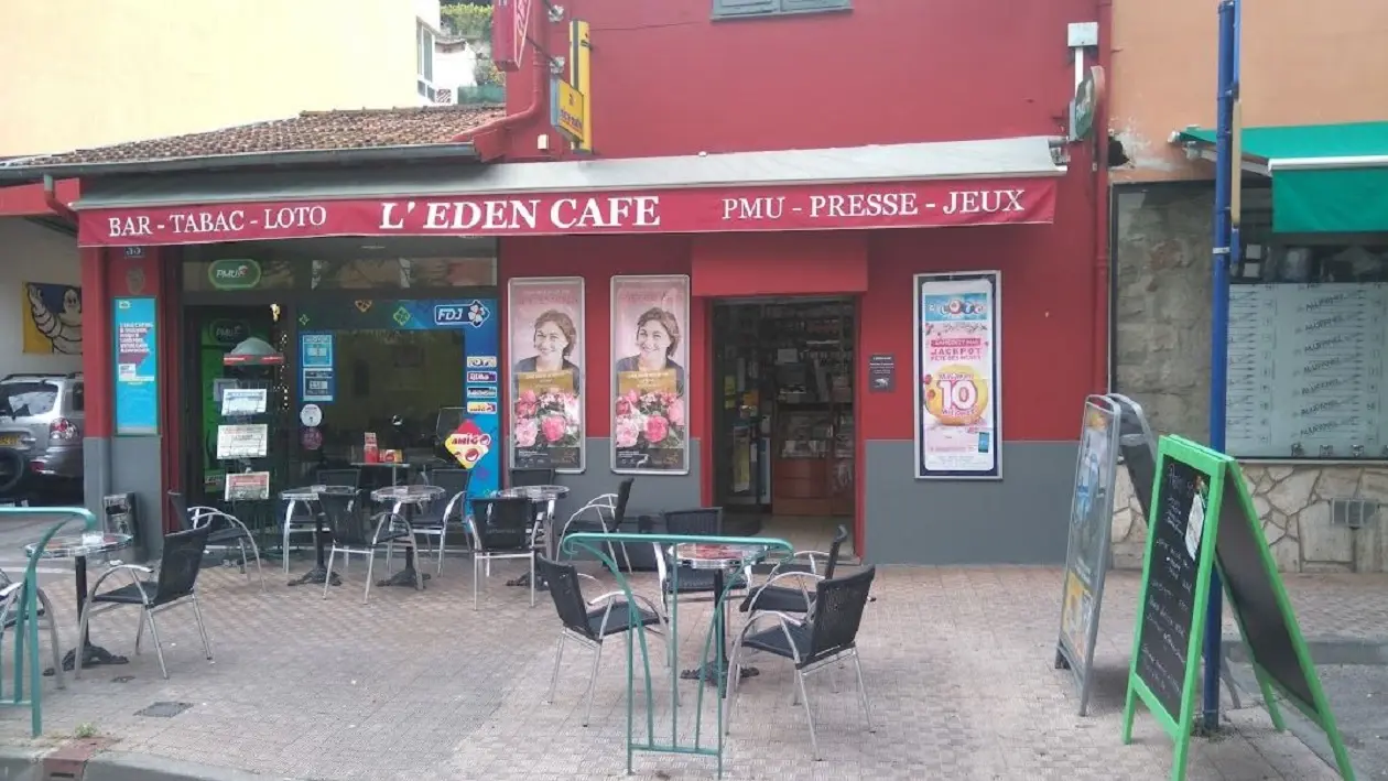 Petite terrasse devant le bar tabac