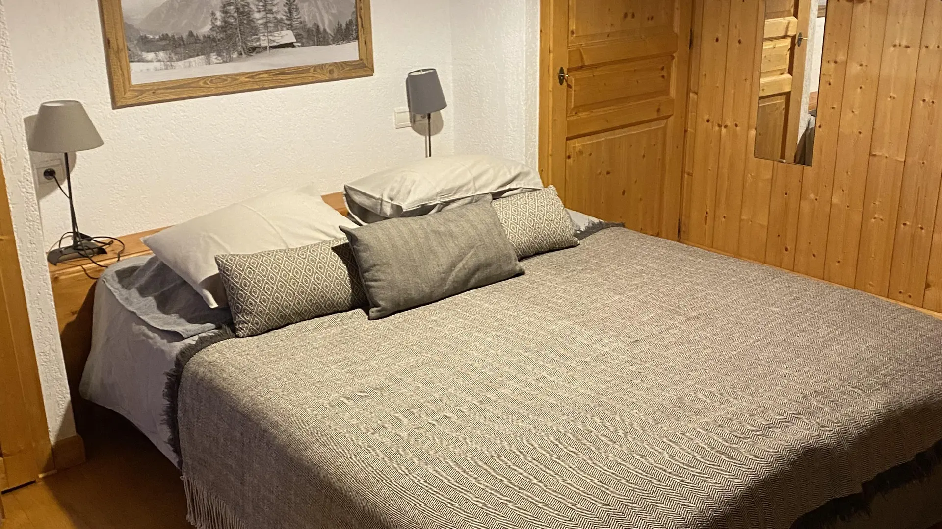 Lit double dans une chambre