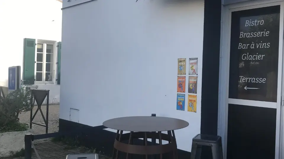 Restaurantfassade und kleine Terrasse