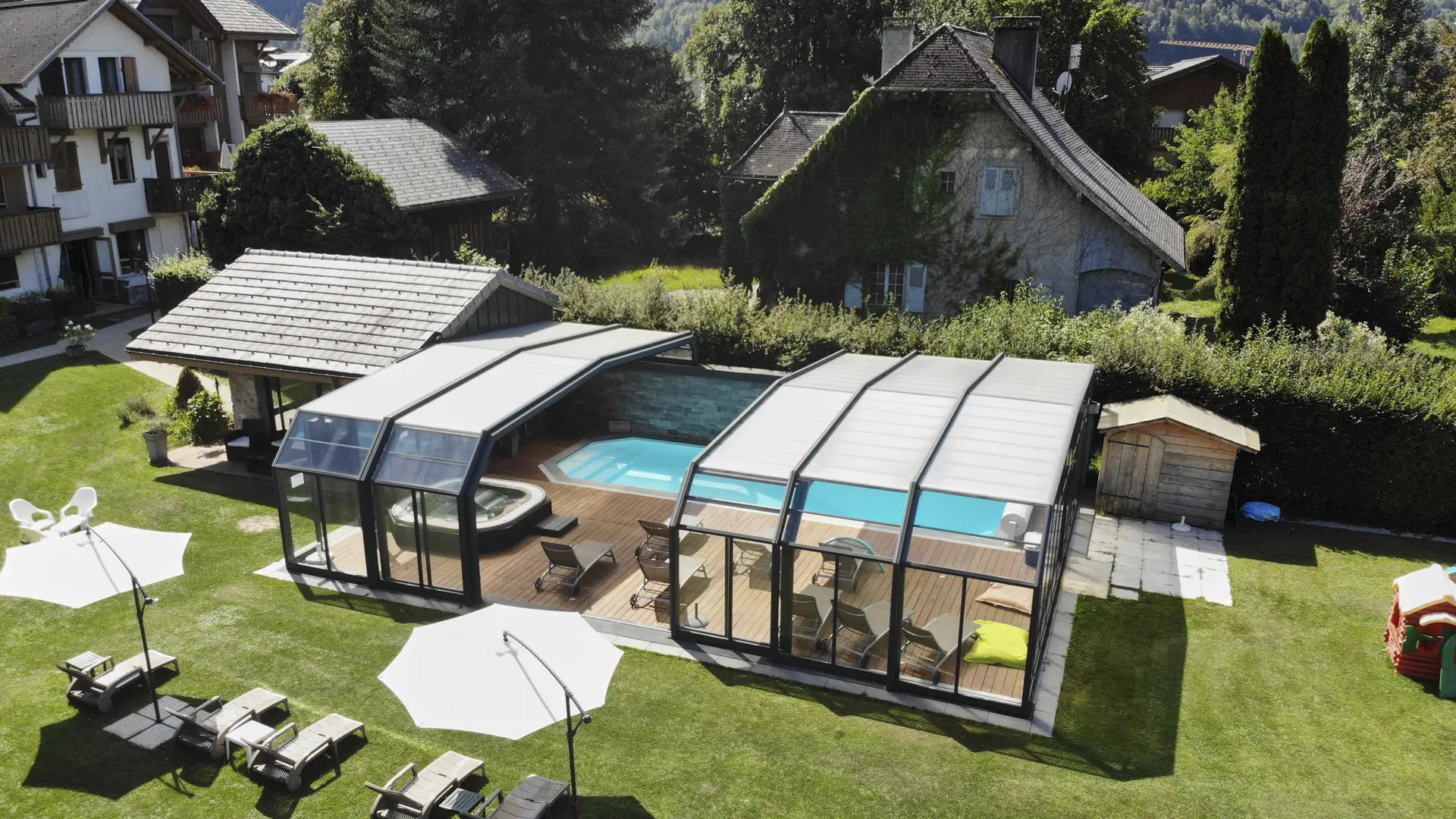 Vue sur la piscine chauffée de l'extérieur