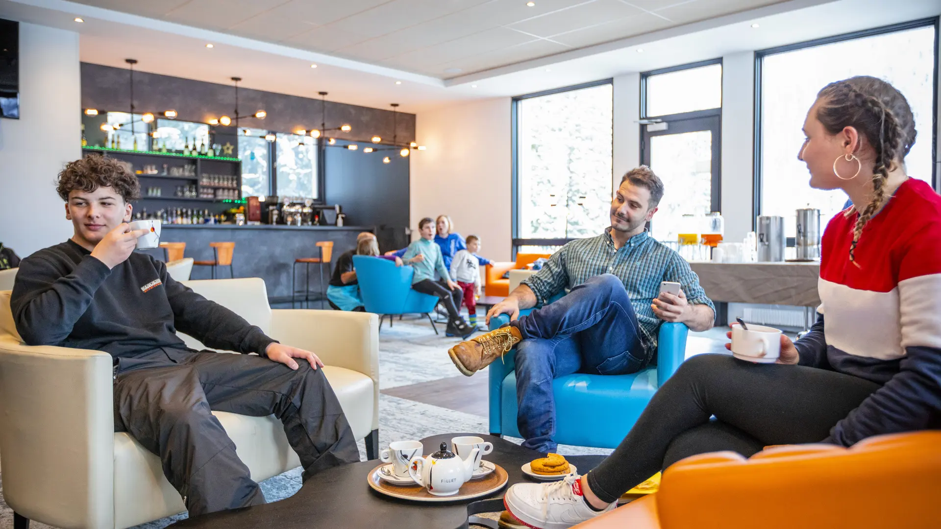 Espace bar à côté de la cheminée