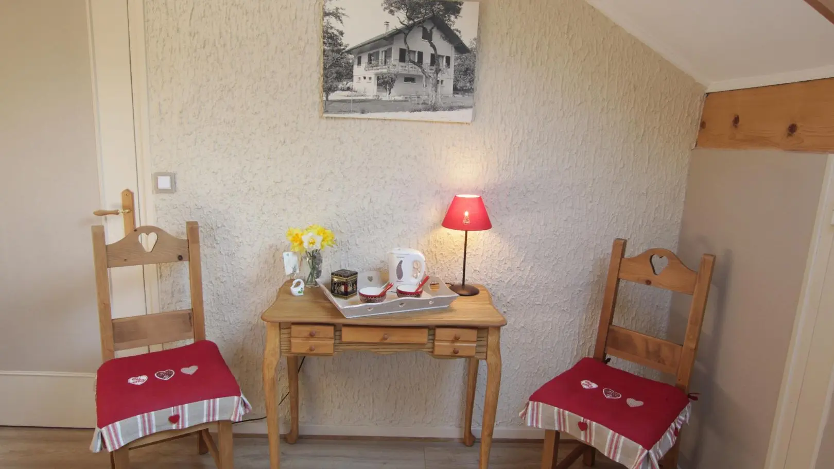 Petit coin détente avec plateau de convivialité.
