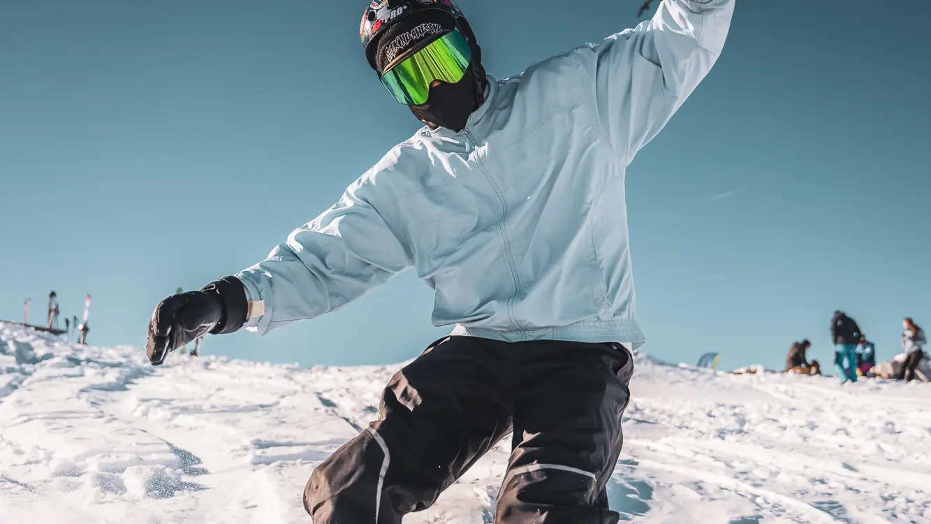 Snowboarder profitant de la poudreuse