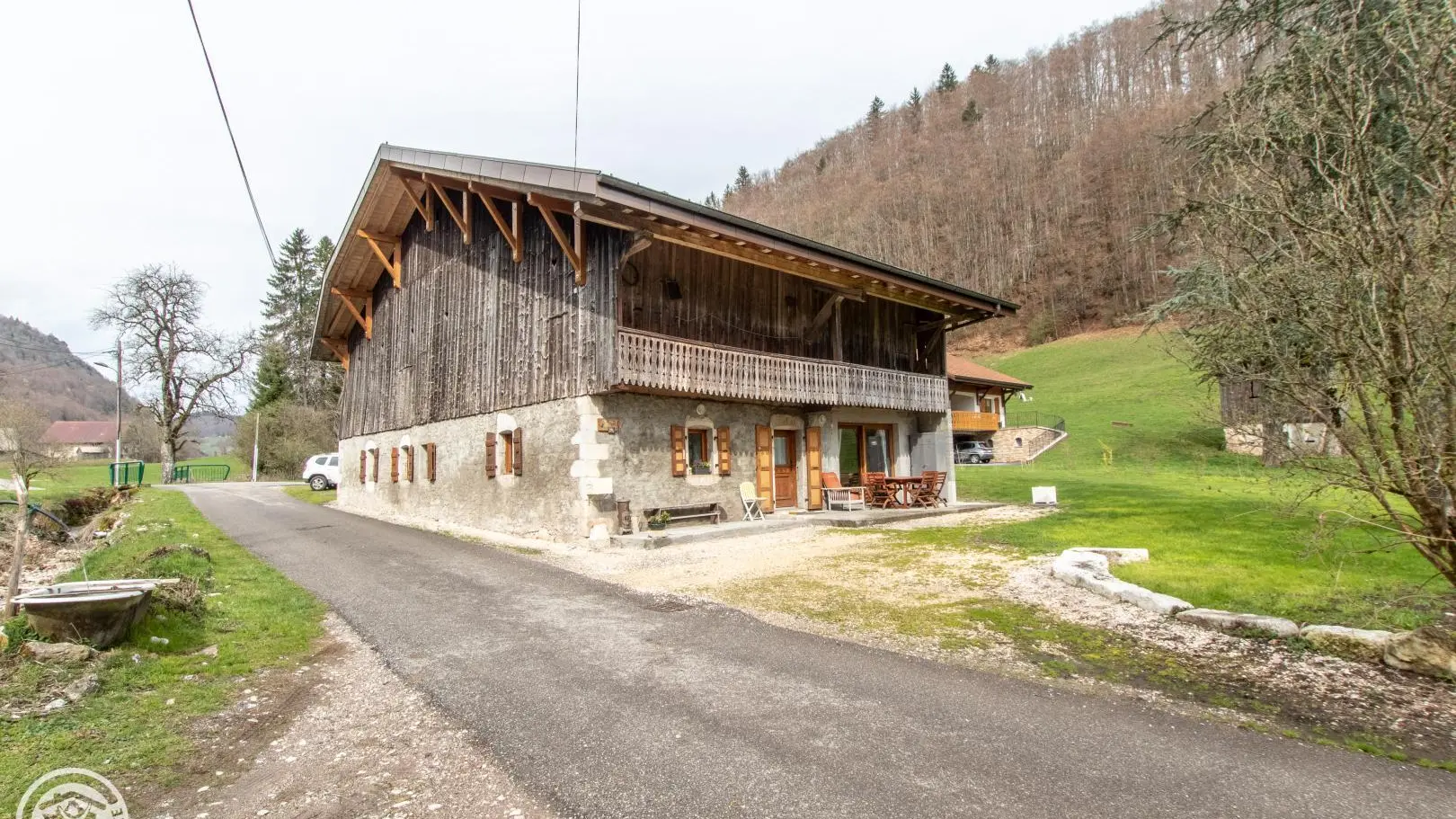 vue sur la maison à l'arrivée