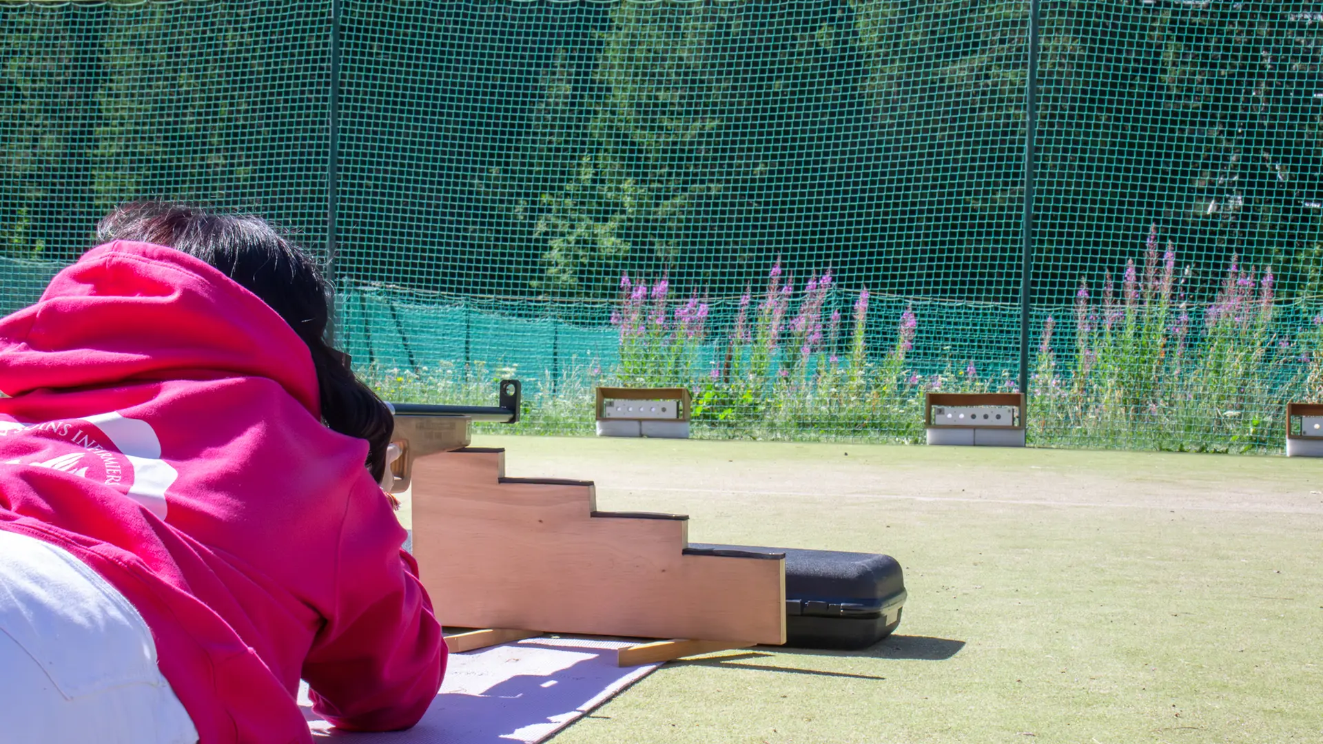 Personne qui vise la cible en étant sur le sol