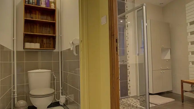 Salle d'eau à l'italienne avec WC indépendant.