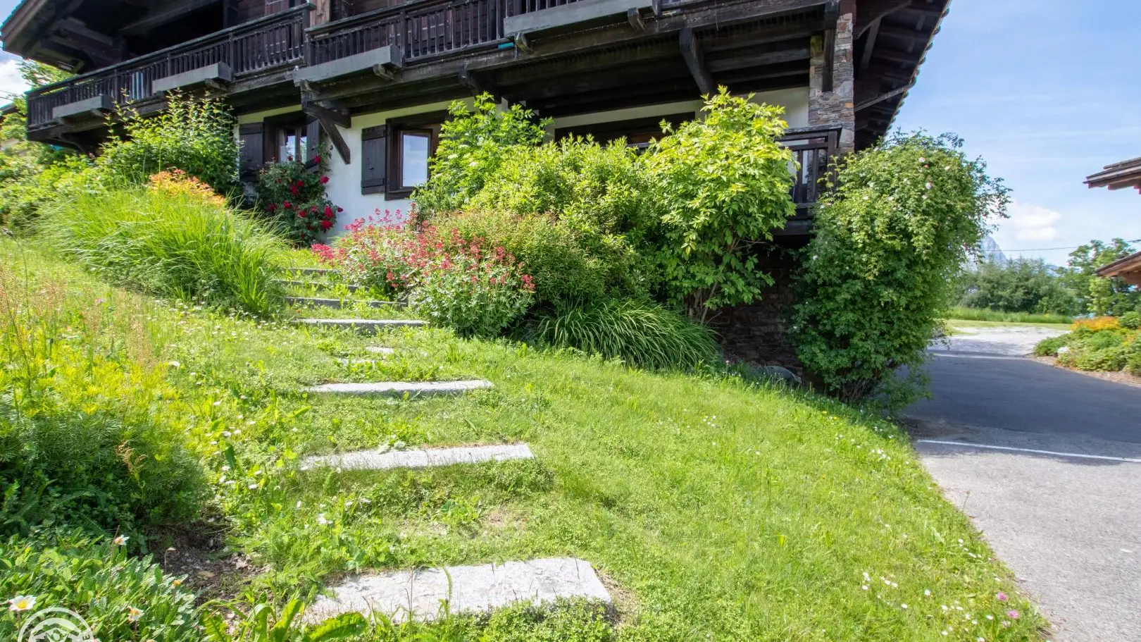 Accès possible au gîte depuis le parking côté terrasse