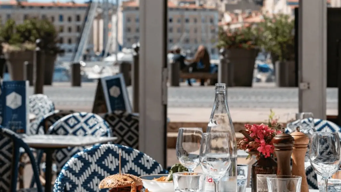 table dressée avec plats