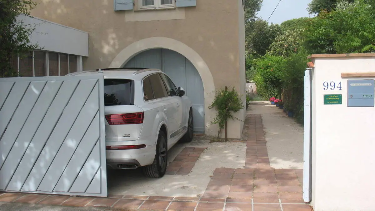 Entrée et stationnement