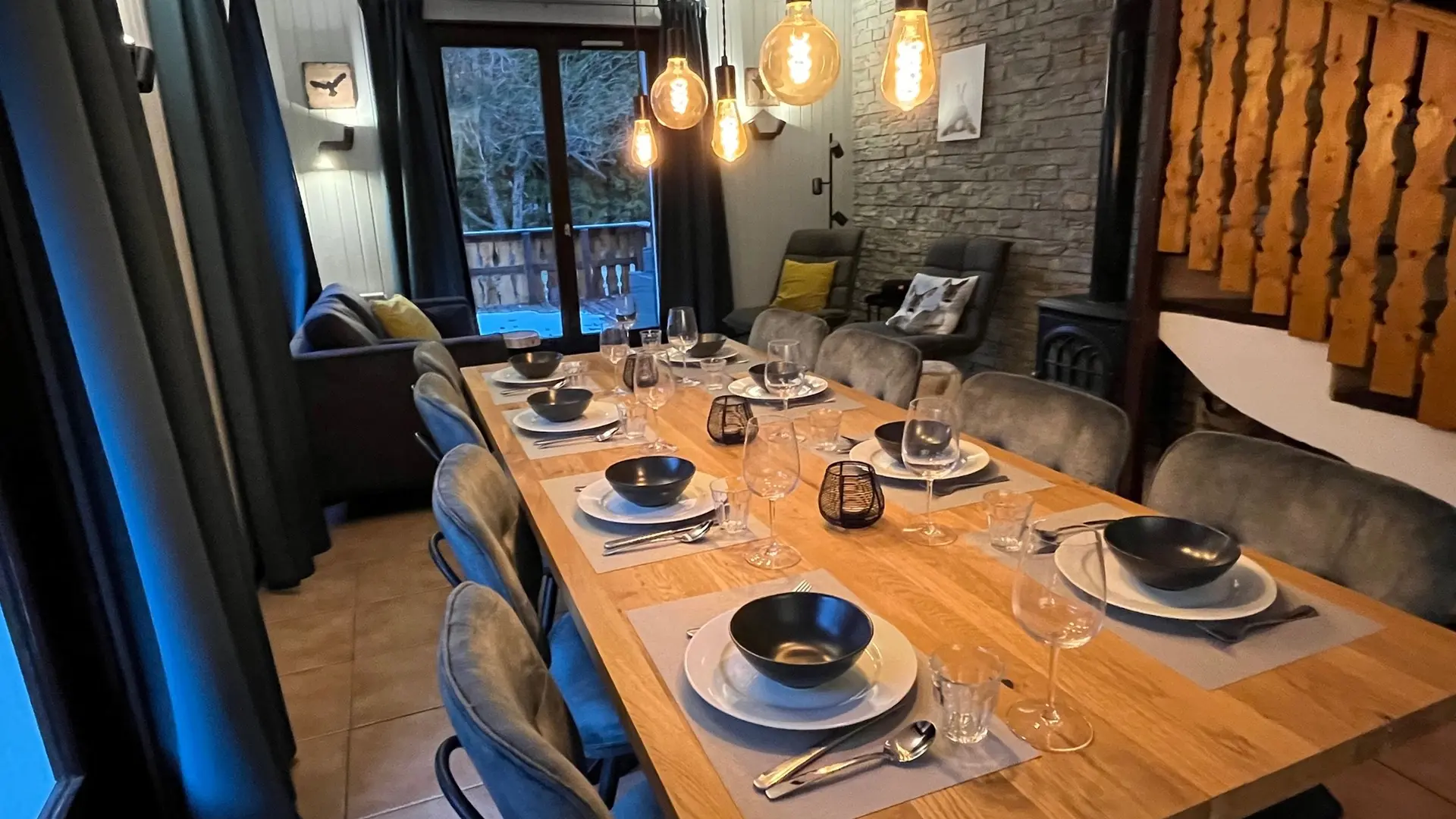 Espace salle à manger avec grande table et coin salon