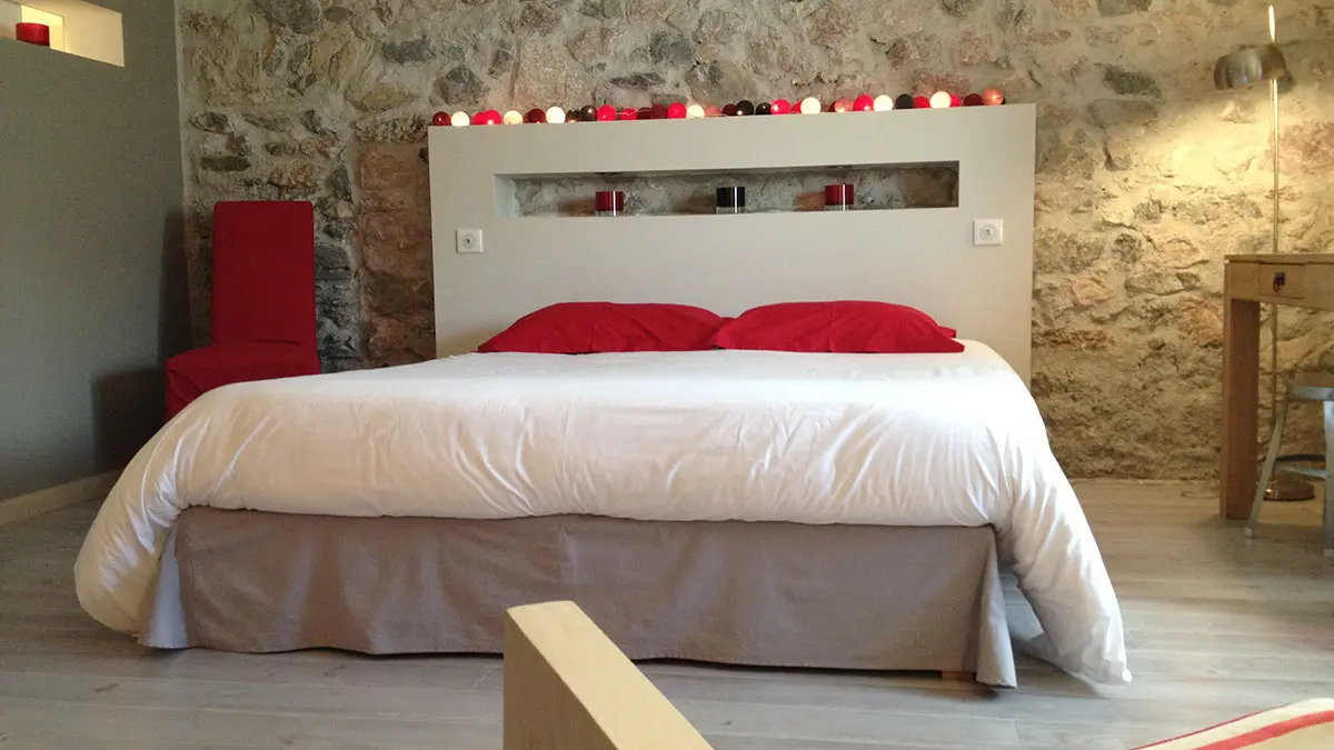 Intérieur d’une chambre, lit double