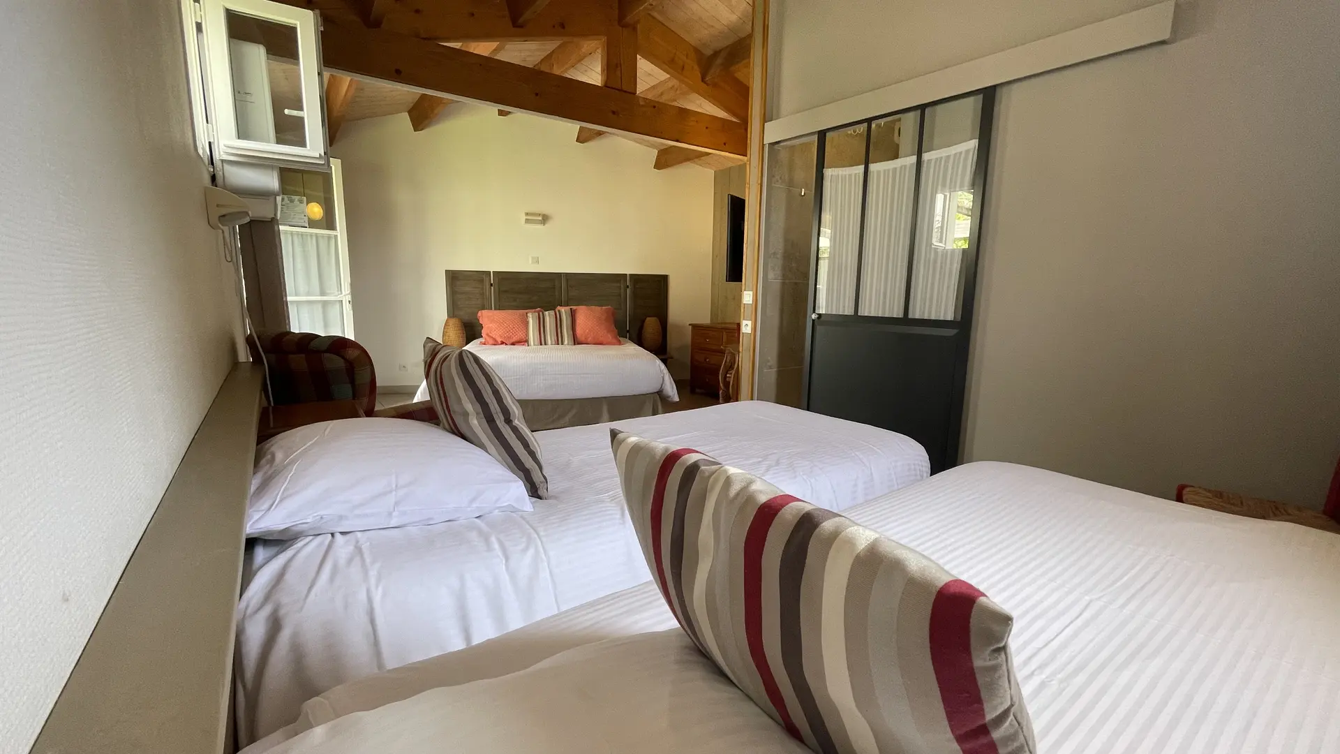 Junior suite with many beds available