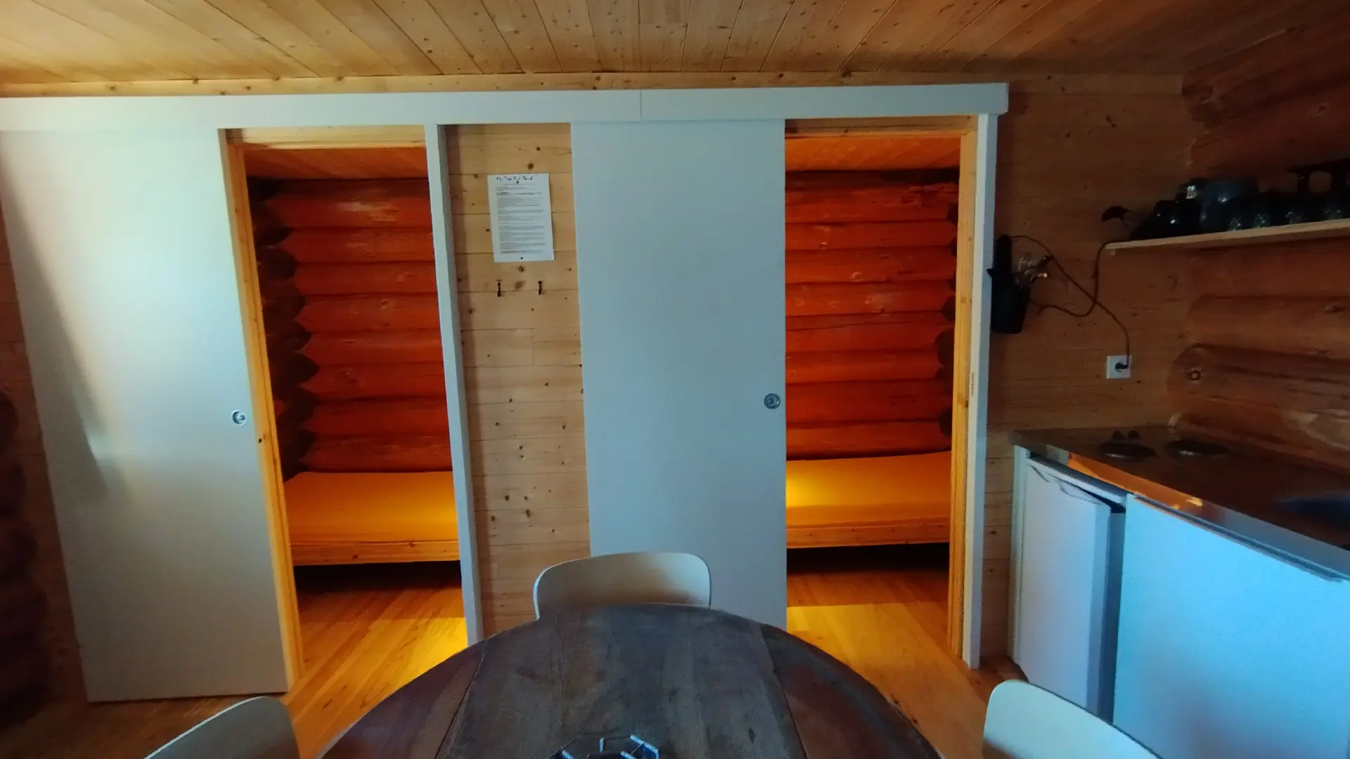 Les 2 petites chambres vue depuis cuisine-séjour