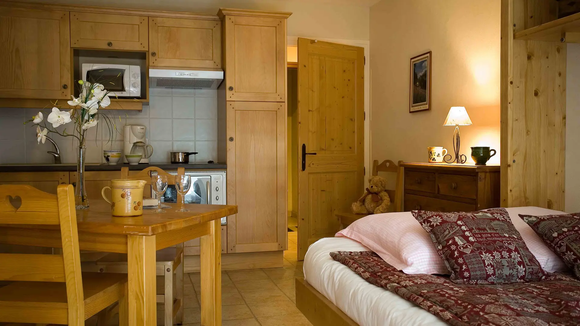 Séjour avec lit double, salle à manger et cuisine/Living room with a double bed, dining room and kitchen-Forclaz A n°b1-Le Grand-Bornand