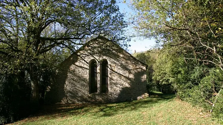 Chapelle et ruines du château de Montfort