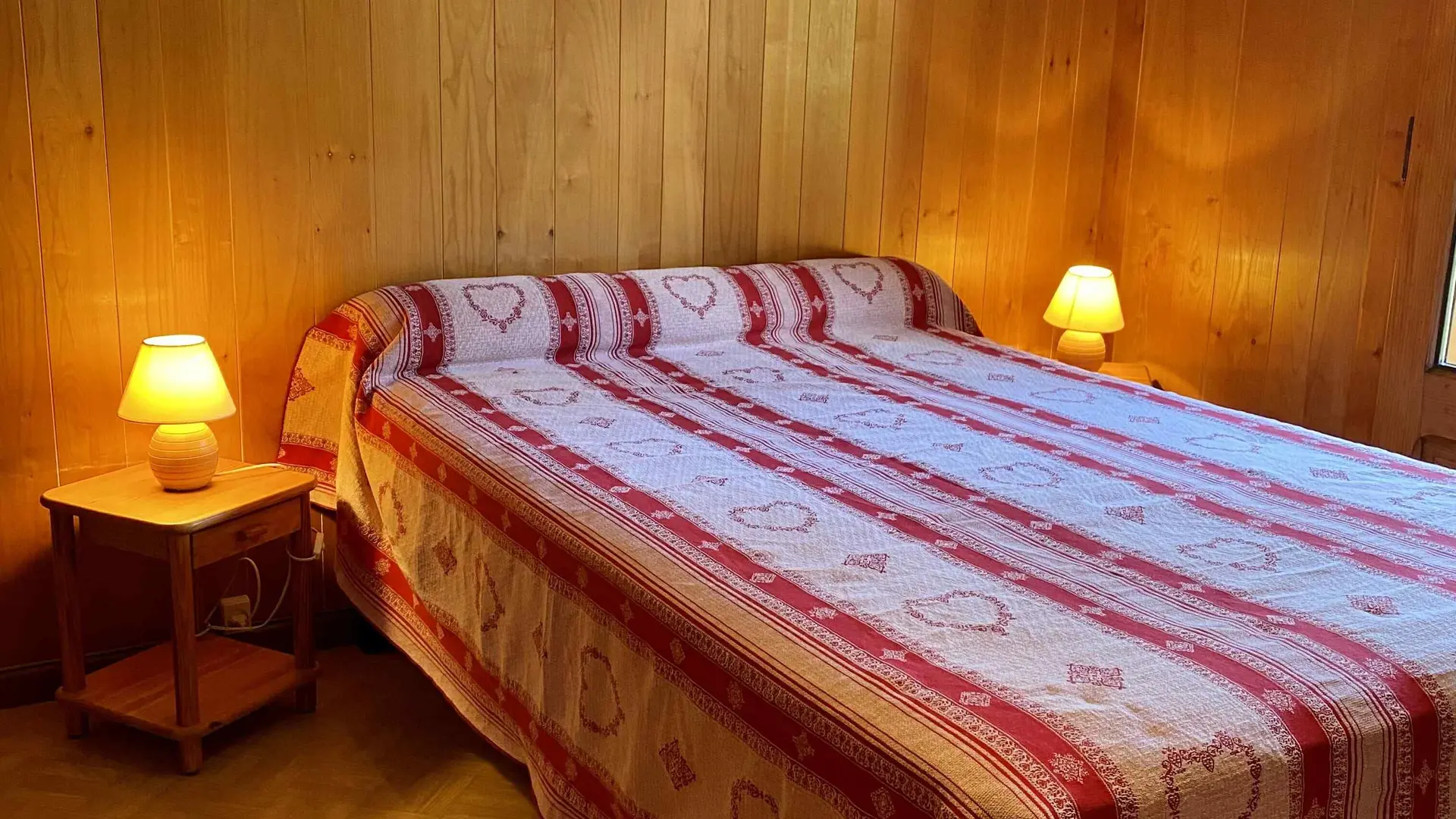 Chambre avec lit double