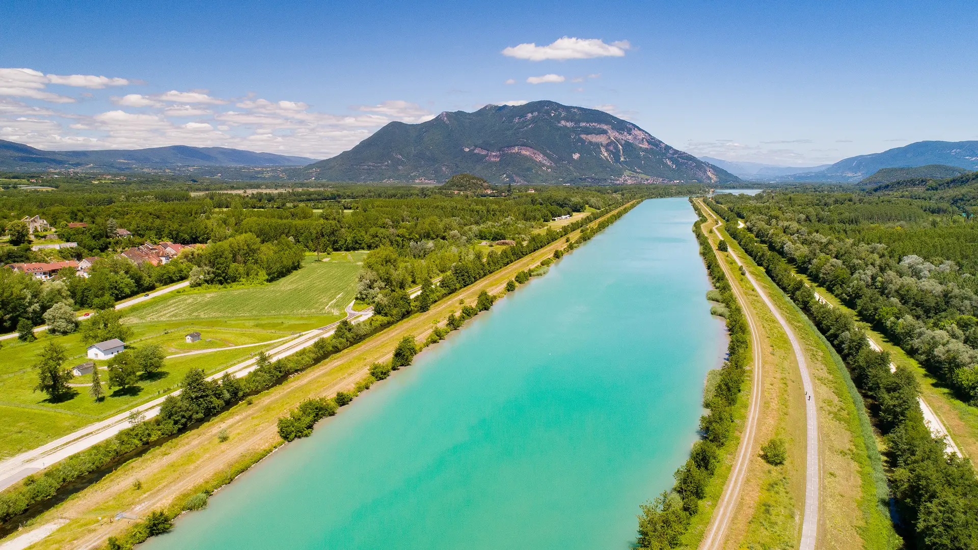 La boucle des deux rives du Rhône : balade vélo facile entre la ViaRhôna et la voie verte Via Grand Colombier._Culoz-Béon