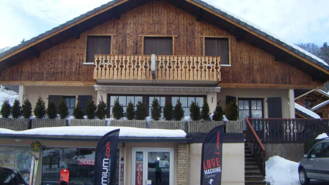 Façade principale de la maison 
L'appartement se situe au niveau du balcon