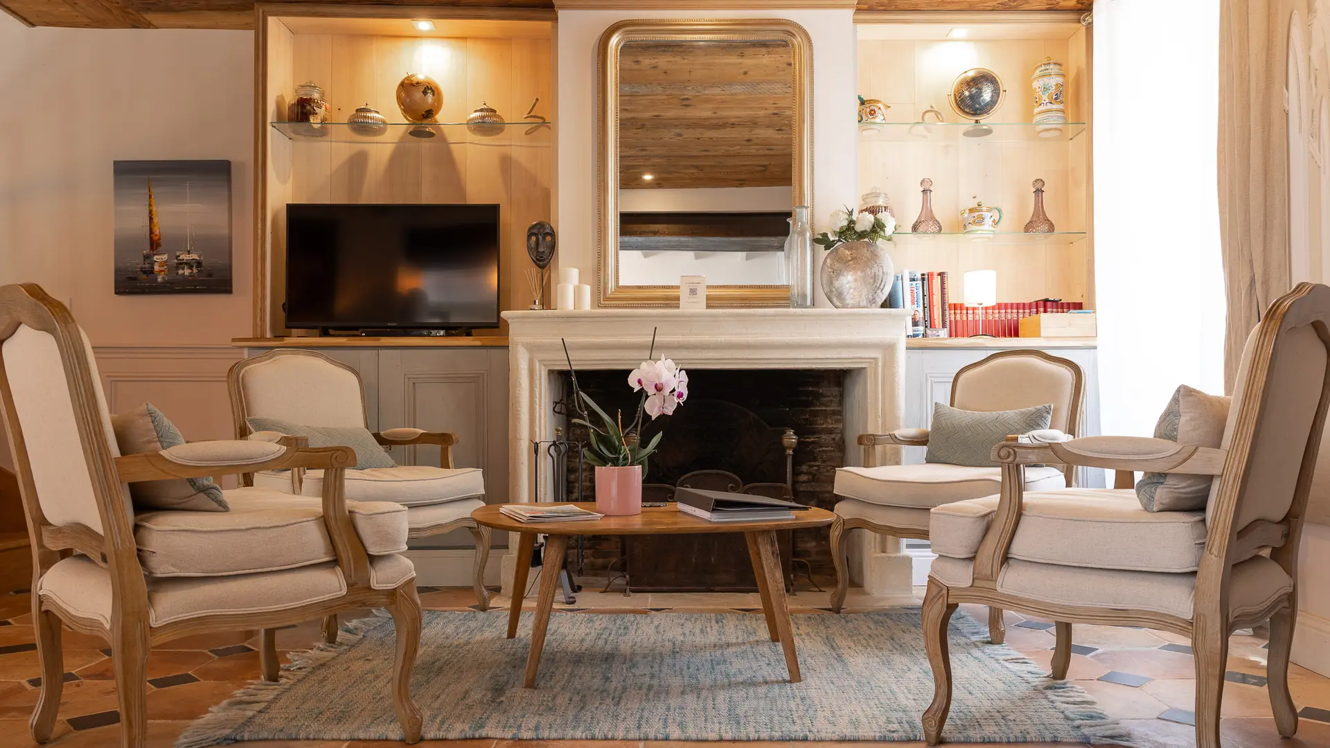 La Martinoise Patio - Living Room