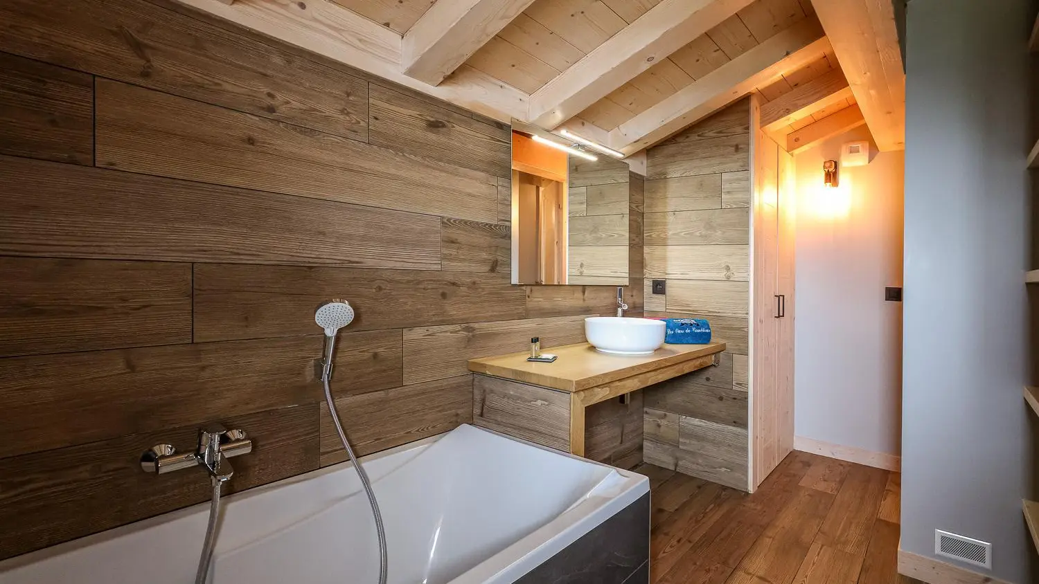 Salle de bains de l'étage avec baignoire et douche